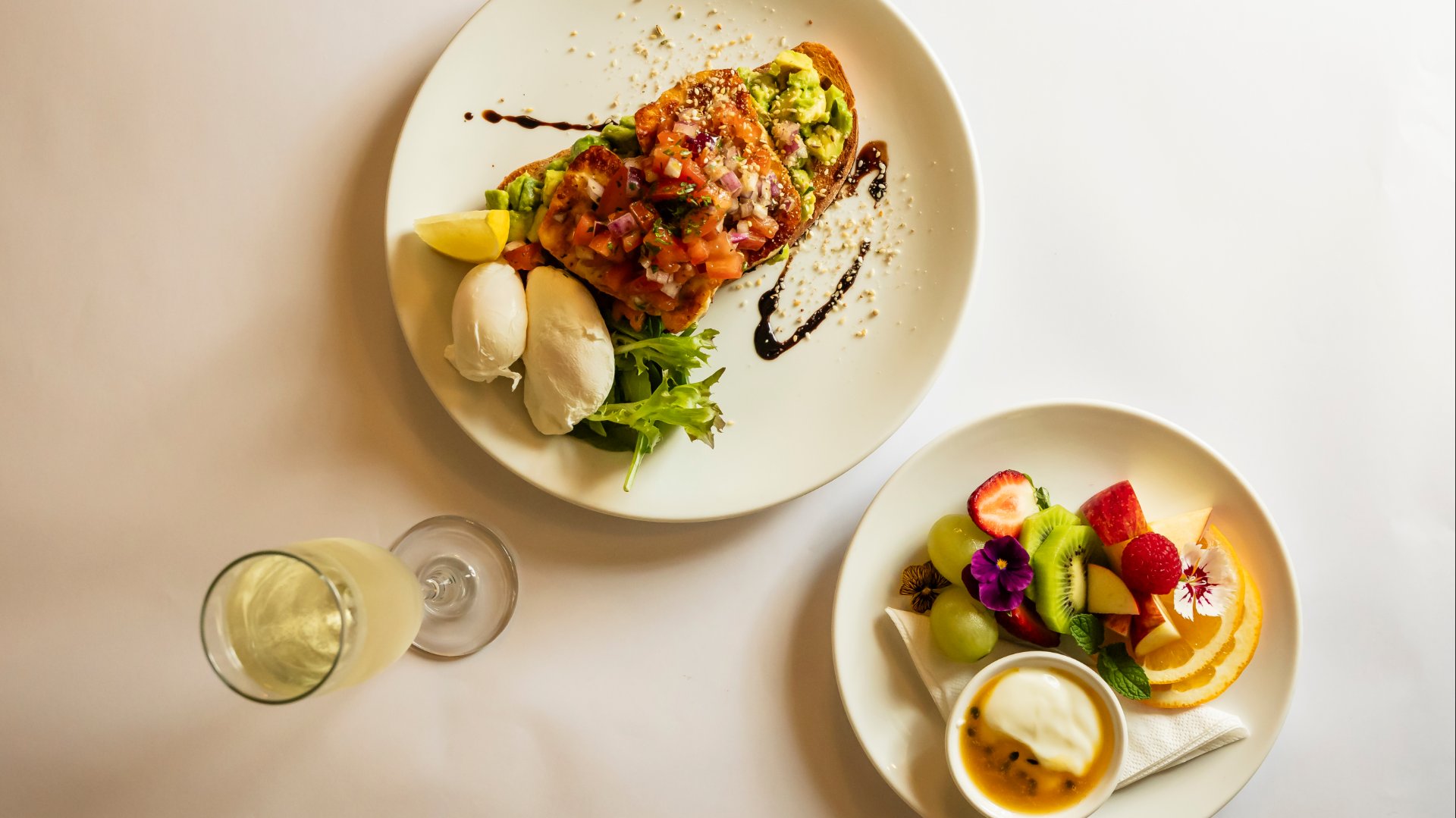 Dine BNE City Room with Roses